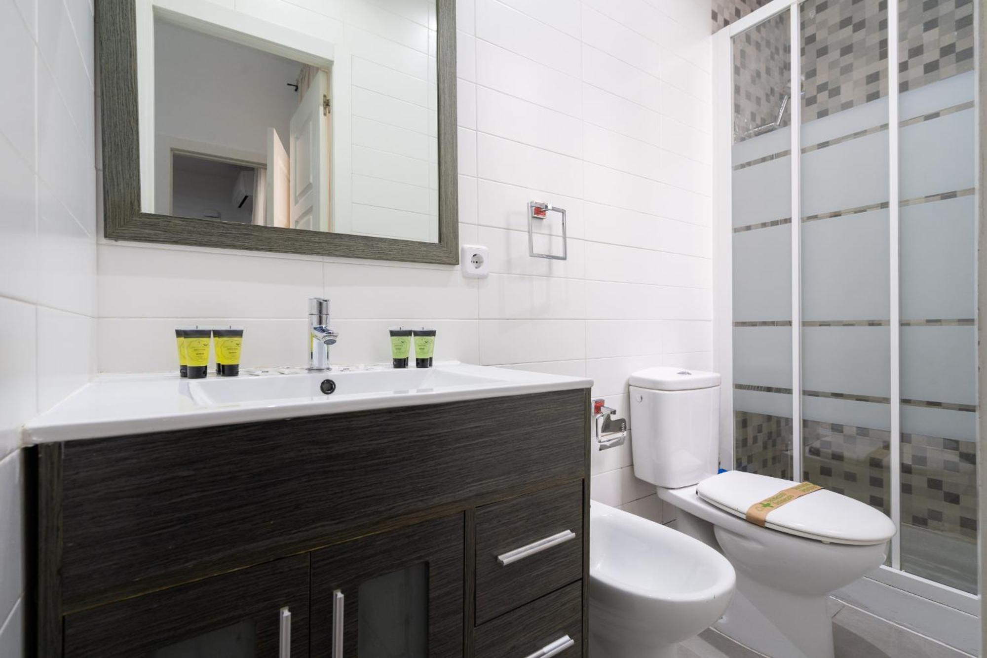 Apartamento En Chueca Para 4 Personas Alquiler Temporal Madri Exterior foto